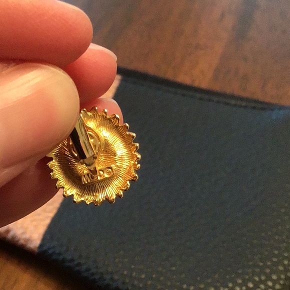 Sunflower lever back earrings - Picture 5 of 5